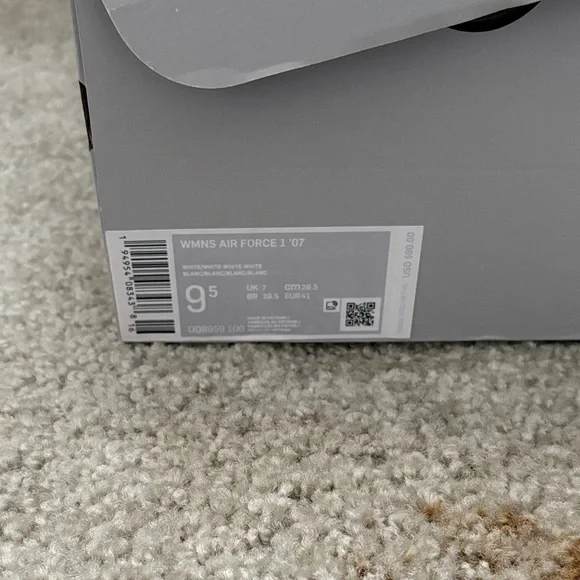 Brand New Stylish White Nike Sneakers- Women's - Picture 6 of 7